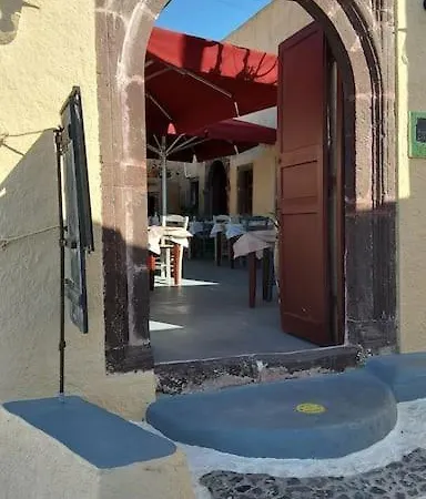 Finikas Cave House *