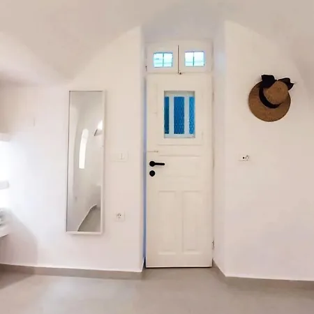 Finikas Cave House * Foinikia (Santorini)